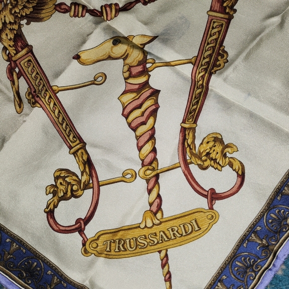 Trussardi silk scarf has transferred dyed blue - Picture 6 of 11